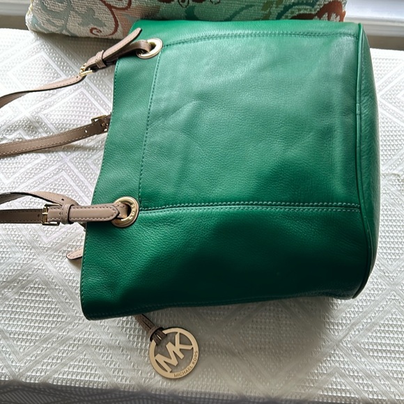 🌸END OF SUMMER SALE 🌸Michael Kors Emerald Green Bucket Bag - Picture 3 of 11